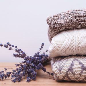 Pulovere aranjate frumos, curate si bine intretinute