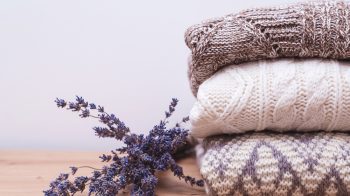 Pulovere aranjate frumos, curate si bine intretinute