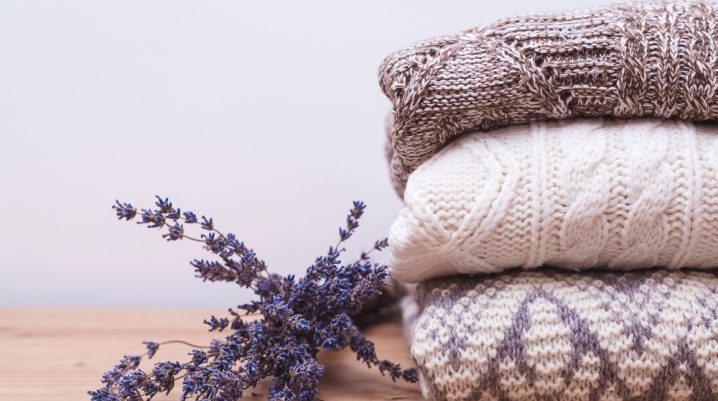 Pulovere aranjate frumos, curate si bine intretinute